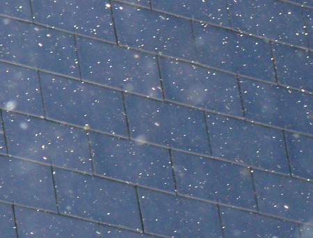 taumelnde Eiskristalle vor dem Dach von Inggadells