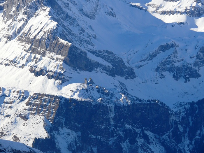 Blick Richtung Westen: am Fuße des Ortstockes thronen nebem dem Rietstöckli die bizarren Felsen des Tüfels Chilchli