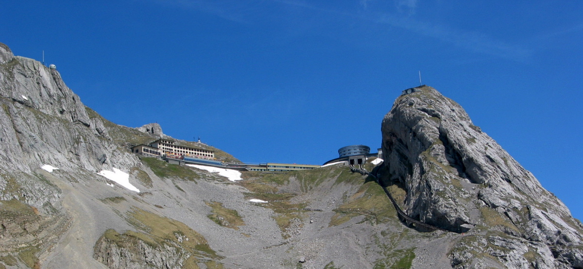 Pilatus mit Esel (rechts)