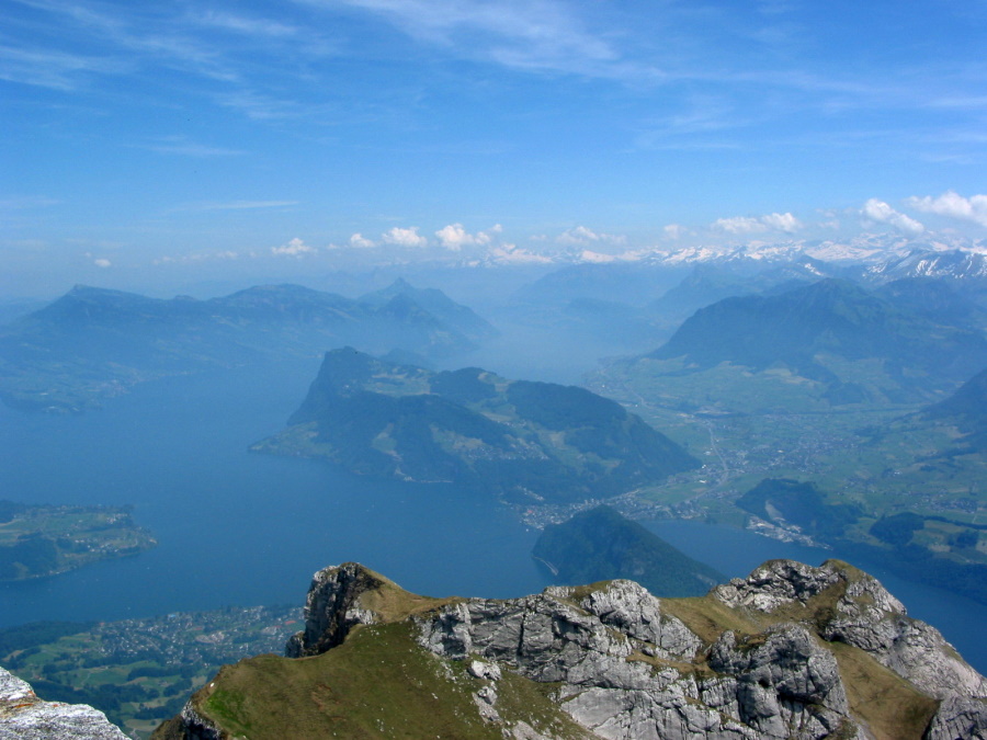 Blick über den Vierwaldstättersee mit Bürgenstock und Rigi