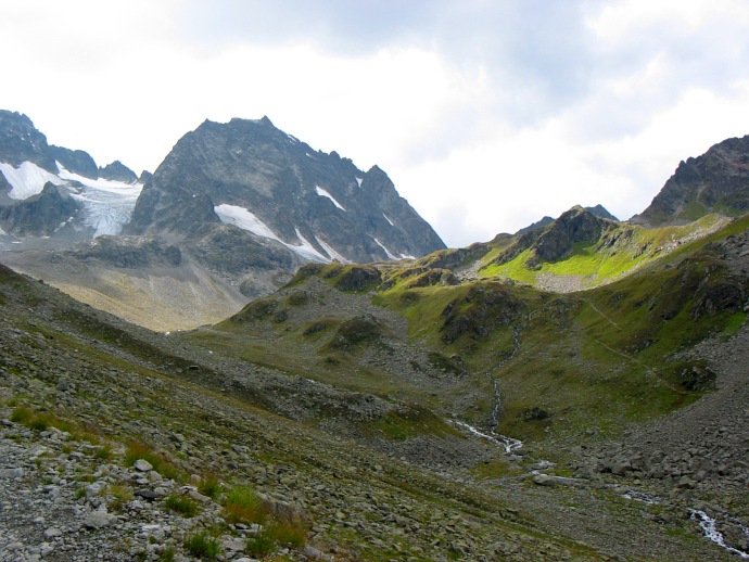 Abstiegsweg an der Darmstädter Hütte vorbei