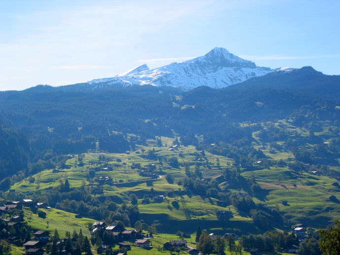 Blick von Grindelwald Richtung Westen: Tschuggen und Lauberhorn