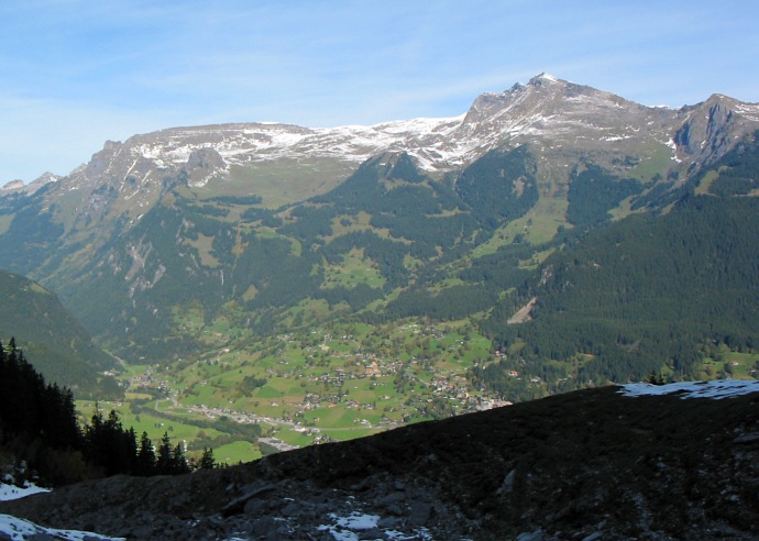 Blick auf Grindelwald, dahinter Faulhorn und Schynige Platte