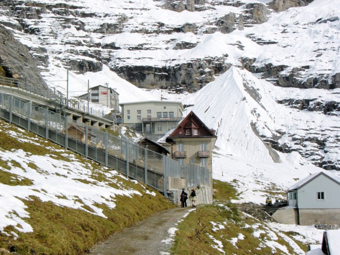 Station Eigergletscher mit der Hundezuchtanstalt für Grönlandhunde