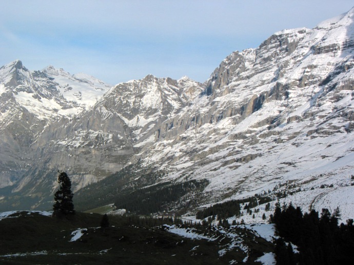 der Eigertrail verläuft etwa auf halber Höhe