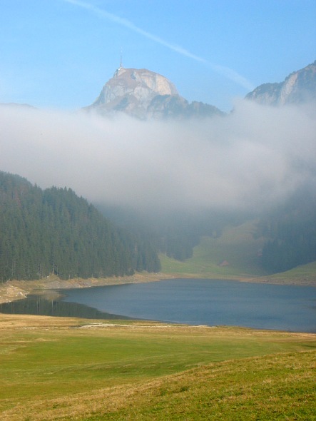 Hoher Kasten und Sämtisersee bei aufziehendem Nebel