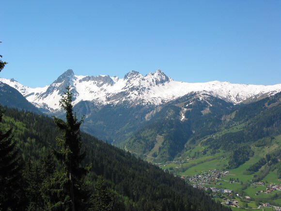 Gipfel jenseits des Tales von Montjoie