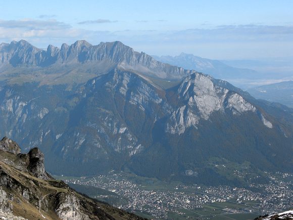 Blick übers Seeztal hinweg ins Alviergebiet