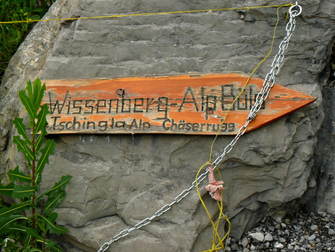 Wegweiser beim Sennhof zur Tschingla-Alpe, via Wissenberg