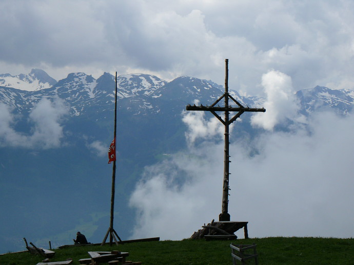 Kreuz und tibetische Fahne bei der Tschingla-Alm