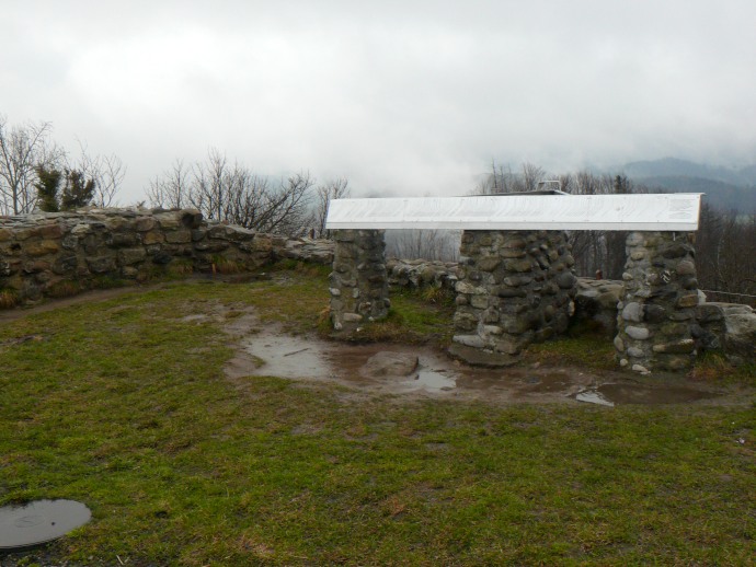 Ruine und Schautafel am Schauenberg