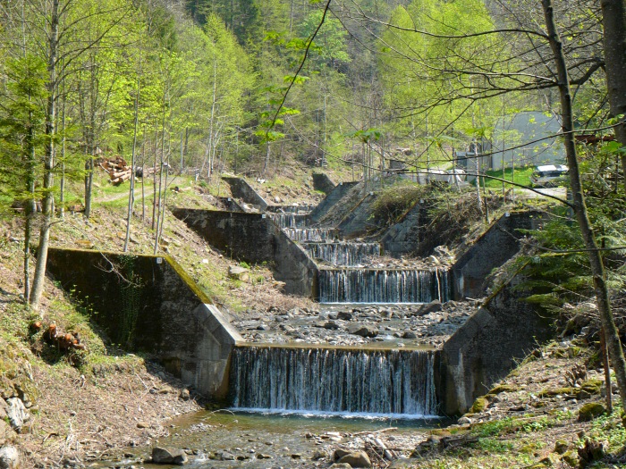 künstliche Kaskaden des gezähmten Riemenstalderbaches