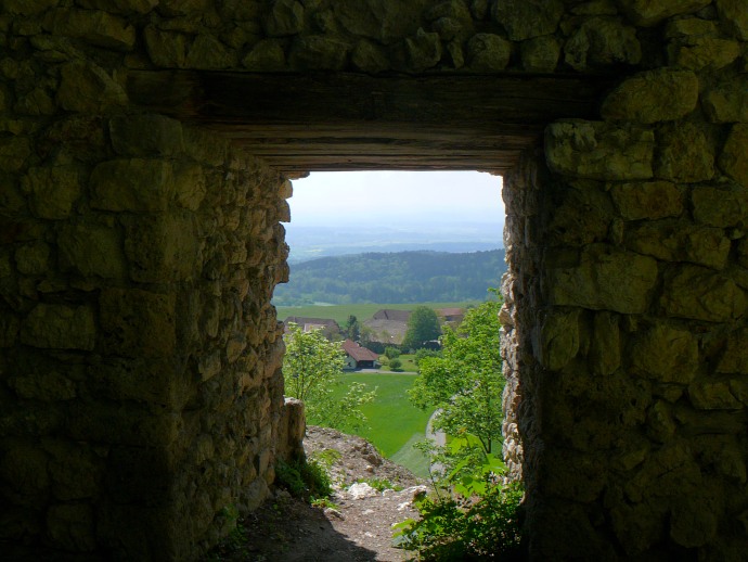 Blick durch eine Scharte der Ruine auf Balm