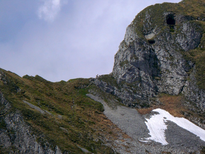 Höhle im Anstiegsweg auf den Schibengütsch