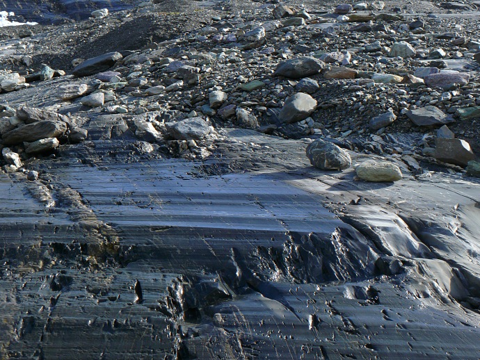 Fels mit deutlichen Gletscher-Schleifspuren