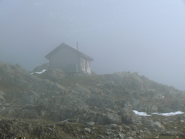 Panixerpasshütte im Nebel