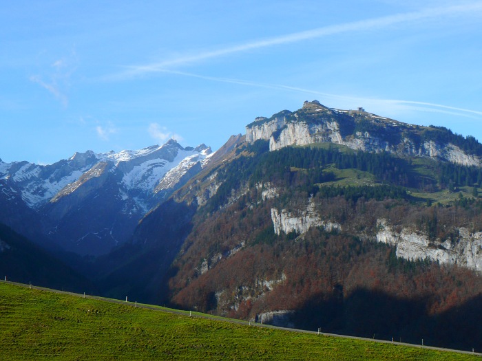 Ebenalp, dahinter der Säntis mit den charakteristischen Gipfelaufbauten