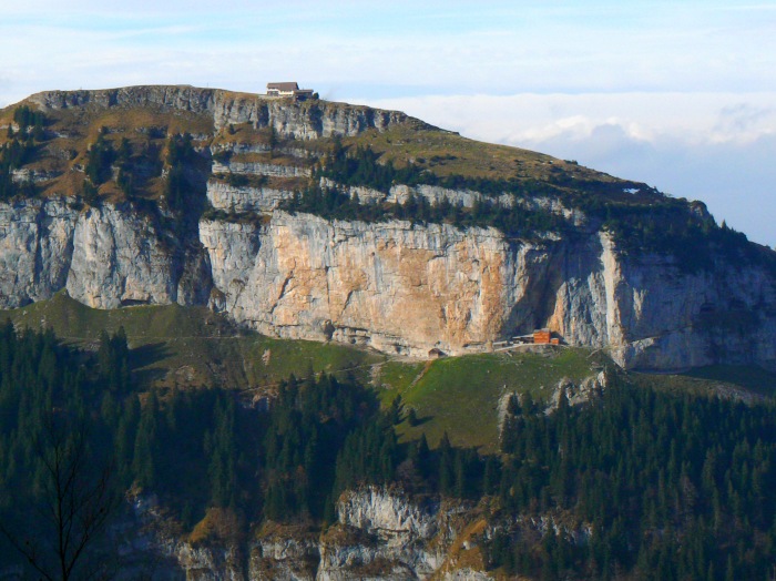 Ebenalp, schräg darunter das farblich auffällige Gasthaus Äscher