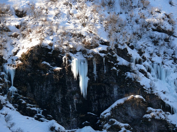 Eiszapfen-Gebilde in der Nähe des Garicht-Stausees