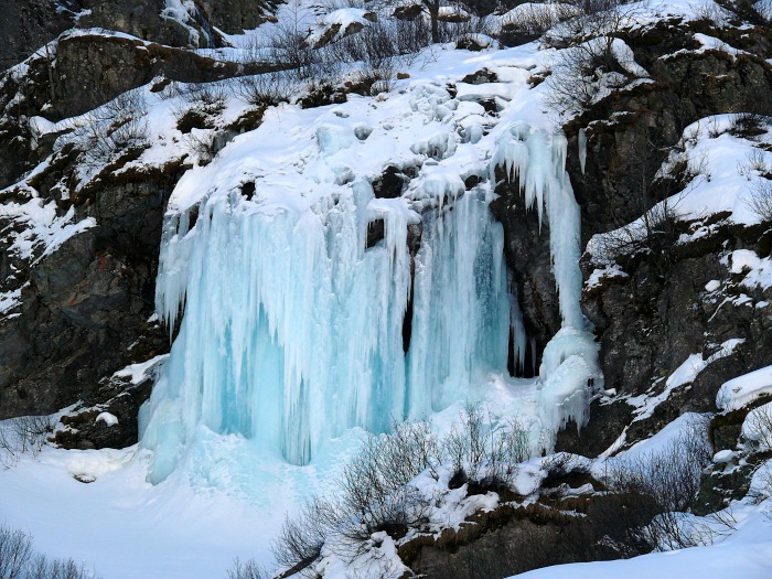 kleiner Eisfall: warum ist Eis blau?