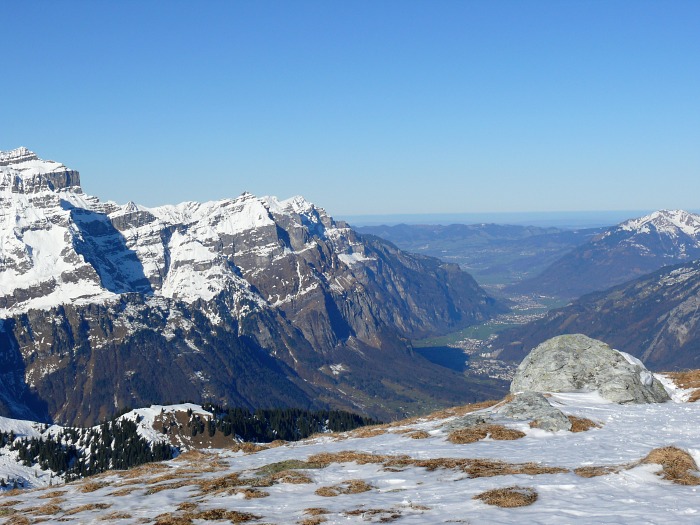 Blick von der Leglerhütte nach Norden über die Linthebene bei Glarus und Schwanden