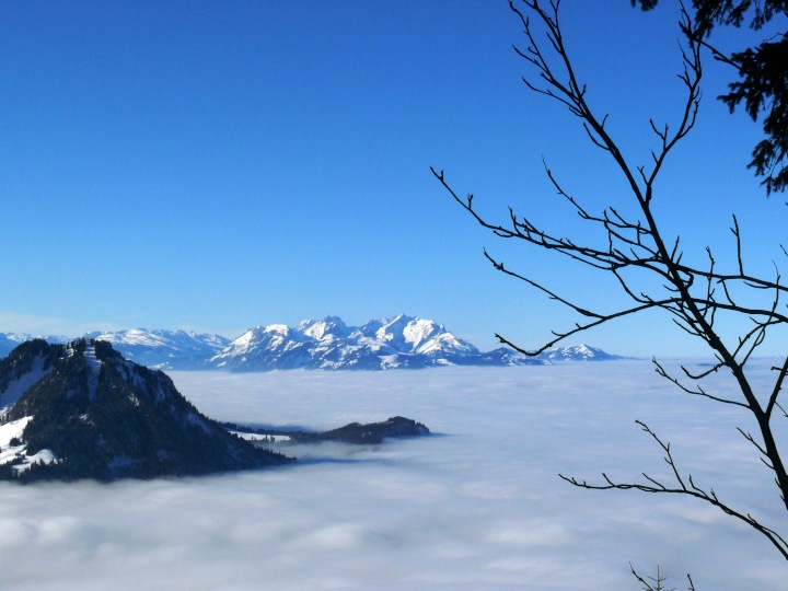 Blick übers nebelverhangene Rheintal zum Alpstein