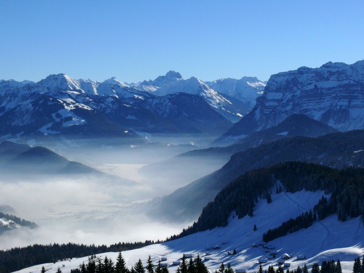 Blick Richtung Mellau mit den Kanisfluh-Wänden