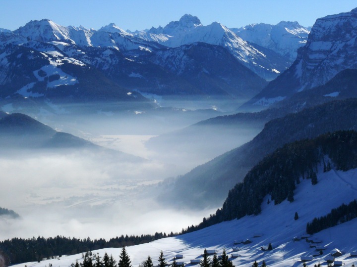 Blick Richtung Mellau mit den Kanisfluh-Wänden und dem Widderstein