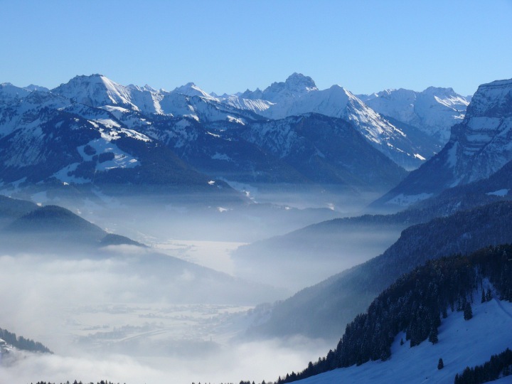 Blick Richtung Mellau mit Widderstein und Diedamskopf