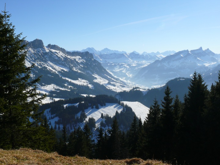 Blick ins Tal um Sörenberg mit Schrattenflue und Berner Eisriesen Eiger, Mönch und Jungfrau