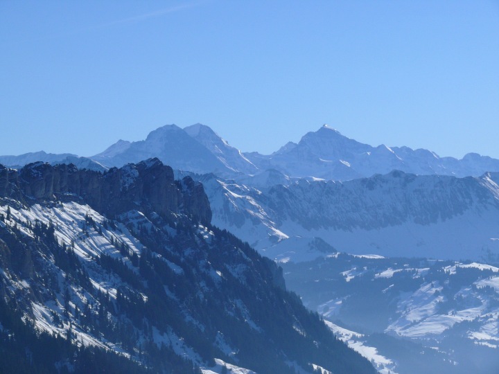 die Berner Eisriesen Eiger, Mönch und Jungfrau, aufgenommen mit dem Teleobjektiv