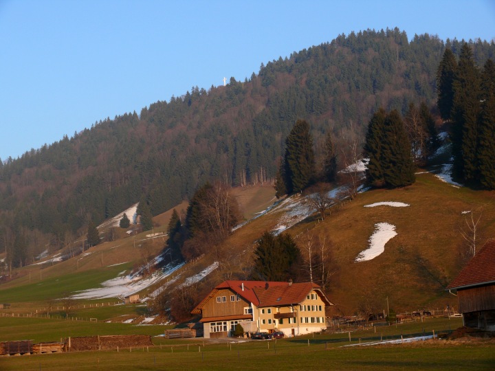 Bauerhof unterm Bleikiwald im Abendlicht