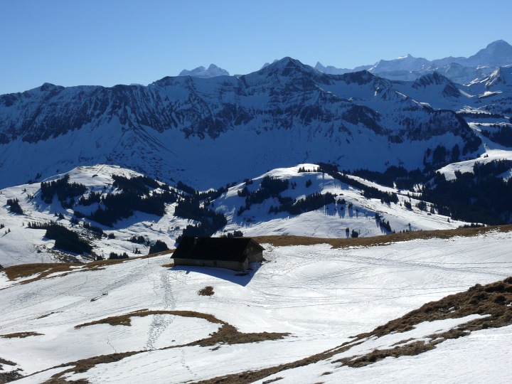 Blick über die Chlushütte hinweg nach Süden (Brienzergrat ?)