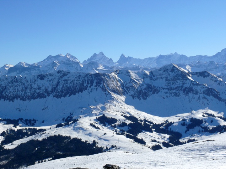 Blick Richtung Brienzergrat und die Berggipfel östlich von Grindelwald