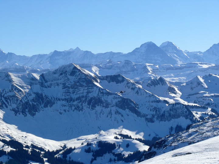 Militärhubschrauber vor dem Hintergrund der Berner Eisriesen