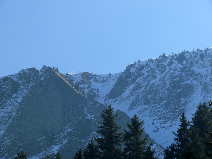Schimbrig-Grat mit blendend weißem Gipfelkreuz