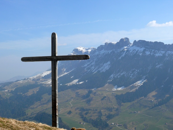 Kreuz am Punkt 1472; dahinter Schafmatt und Baumgartenflue