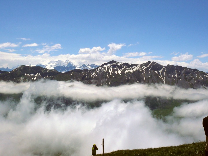 Brienzer Rothorn, dahinter das Berner Oberland