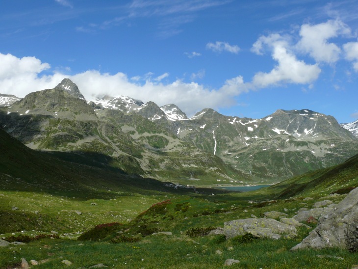 Blick vom Val Loga zu den Bergen oberhalb von Montespluga