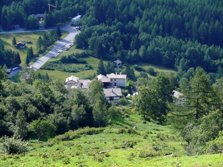 Roticcio, dahinter der Parkplatz der Albigna-Seilbahn