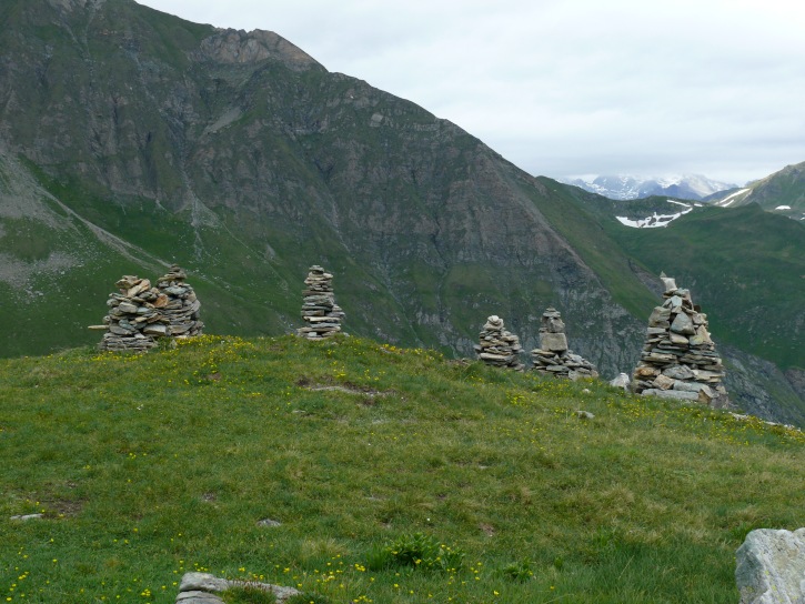 Steinmandlchor am Abstieg ins Val Maroz