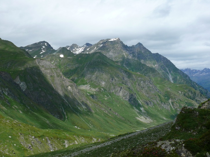 Val Maroz Dent; genau in der Bildmitte zweigt der Weg zum Septimerpass ab