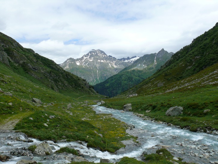 Maira, dahinter der Piz de la Margna im Engadin