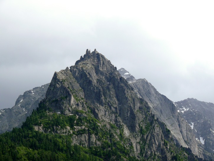 Fels westlich der Albigna-Staumauer