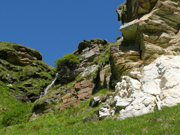Felsformation und Wasserfall