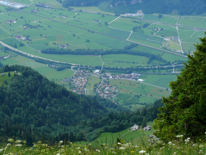 Blick von der Nideri Richtung Walenstadt; auf halber Höhe liegt Lüsis