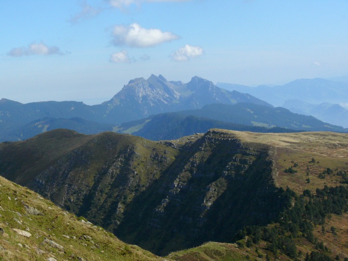 Wissguber, dahinter das Pilatusmassiv