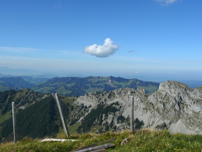 Blick vom Fürstein Richtung Schwändiliflue, dahinter der Beichlen