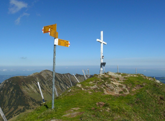 Gipfelkreuz des Fürsteins; Wegweiser zur Nord-Steilabstiegsroute