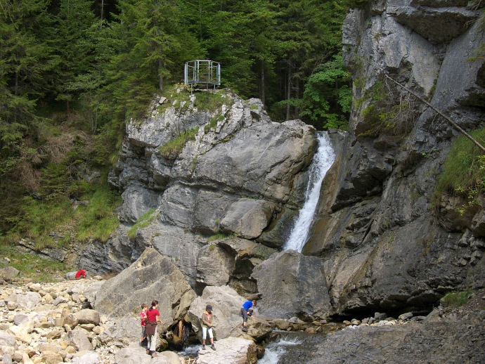 Aussichtskanzel über dem mittleren Wasserfall